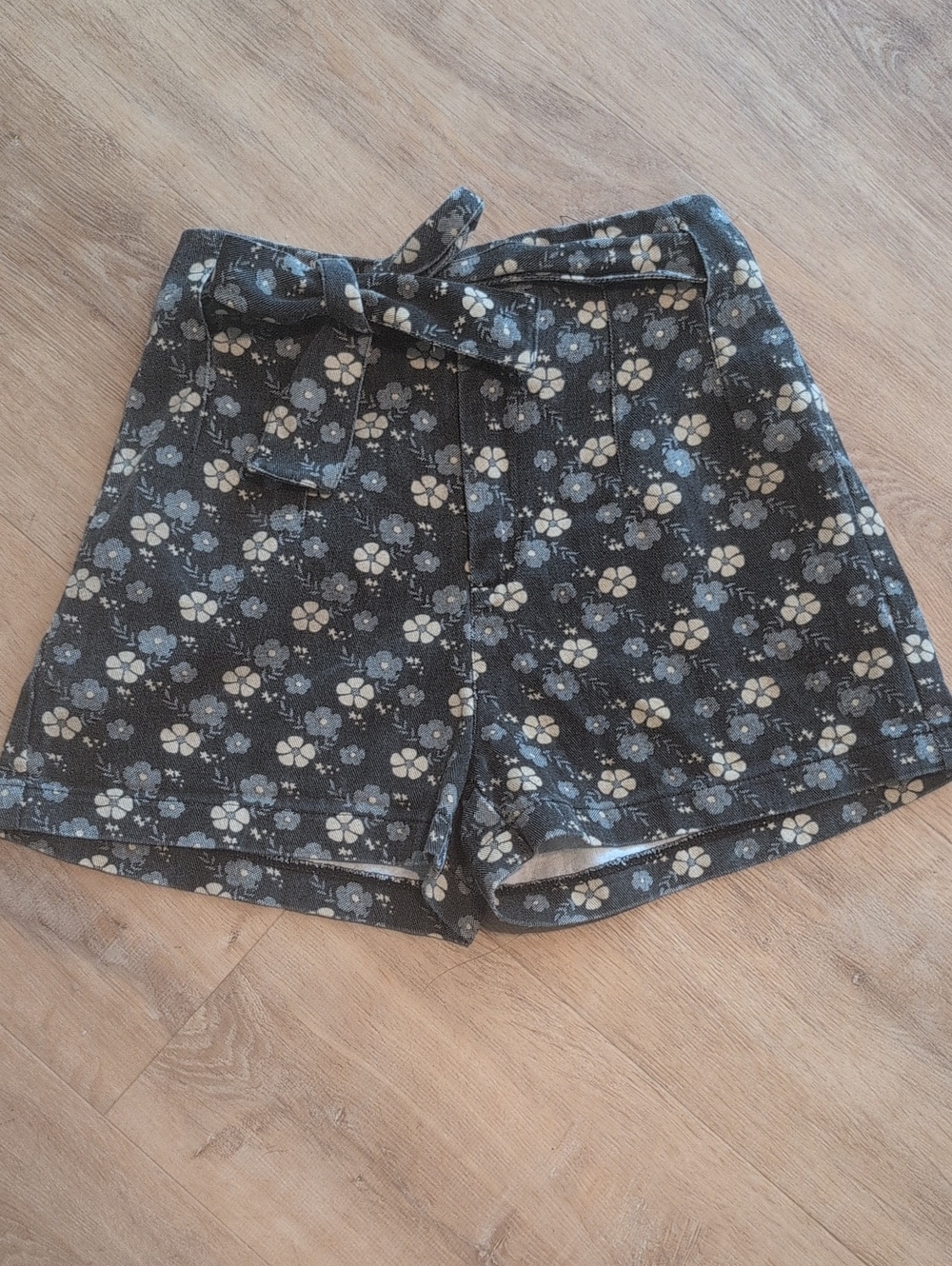 Entro Women's Floral Tie-Waist Women’s Shorts - Black with Gray/White Flowers